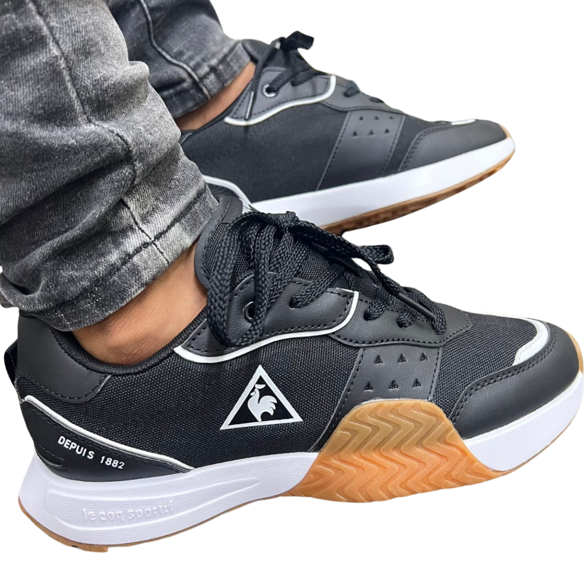 LE COQ SPORTIF ZAPATILLAS HOMBRE: Estilo y Comodidad en Onlineshoppingcenterg. ¿Por Qué Elegir LE COQ SPORTIF ZAPATILLAS HOMBRE? Las LE COQ SPORTIF ZAPATILLAS HOMBRE son sinónimo de estilo, calidad y confort. Esta marca francesa, con una larga trayectoria en el mundo del deporte, combina diseños modernos con la comodidad que necesitas para el día a día. En Onlineshoppingcenterg, ofrecemos una gran variedad de modelos para adaptarse a cualquier ocasión, ya sea para hacer deporte o para un look urbano casual.  Beneficios de las LE COQ SPORTIF ZAPATILLAS HOMBRE 1. Estilo Único con un Toque Deportivo Las zapatillas Le Coq Sportif se destacan por sus diseños modernos y deportivos. Modelos como las Le Coq Sportif Zapatillas Hombre Blancas son perfectas para quienes buscan un look fresco y limpio, ideal para combinar con cualquier atuendo.  2. Calidad y Durabilidad en Cada Paso Las LE COQ SPORTIF ZAPATILLAS HOMBRE están hechas con materiales de alta calidad que garantizan una larga durabilidad. Esto las convierte en una excelente inversión a largo plazo. Además, la marca es conocida por sus zapatillas robustas y cómodas, perfectas para un uso diario intenso o para actividades deportivas.  3. Comodidad Garantizada para Uso Diario Las LE COQ SPORTIF ZAPATILLAS HOMBRE ofrecen un soporte óptimo para los pies, brindando la comodidad necesaria para caminar o realizar cualquier tipo de actividad física. Modelos como las Zapatillas Le Coq Sportif Hombre Running están diseñadas específicamente para quienes buscan un calzado cómodo y ligero para sus actividades deportivas.